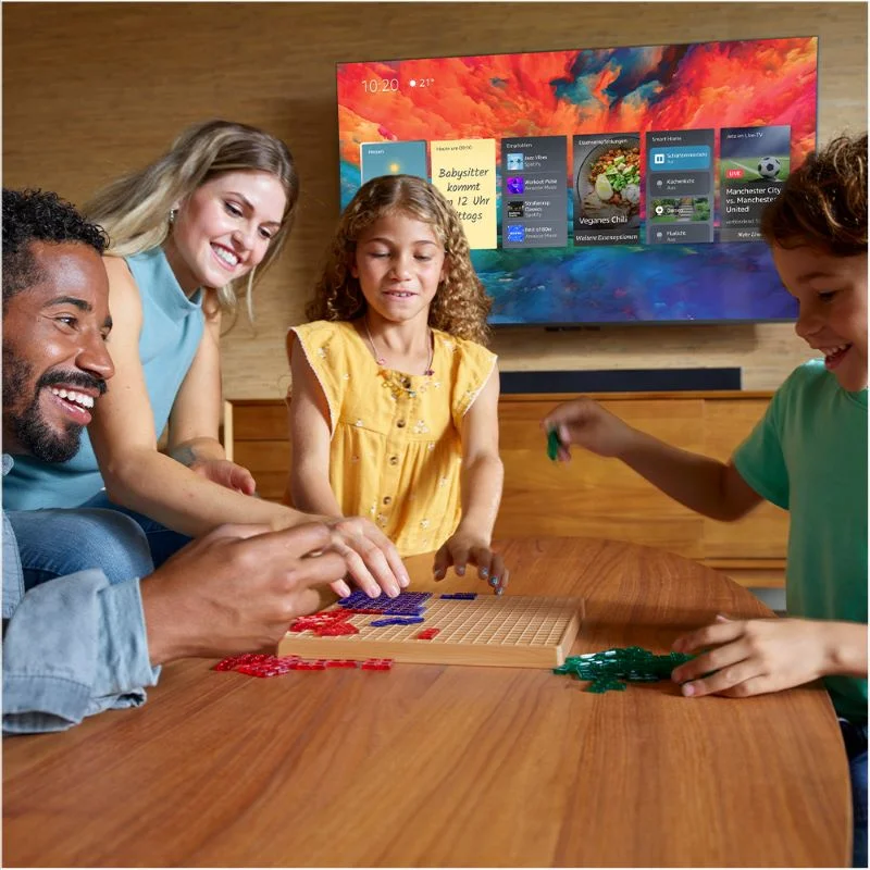 Ambient-TV-Funktion im Wohnzimmer einer spielenden Familie