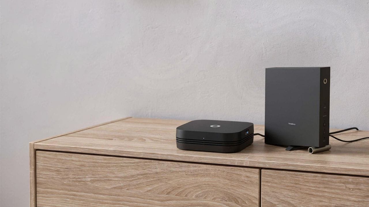 Vodafone TV Technik mit GigaTV-Box und Kabelrouter auf einem Lowboard